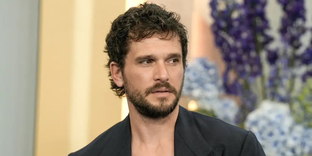 Kit Harington falou sobre ter aceitado participar da nova temporada de Harry Potter, apesar das polêmicas em torno de J…