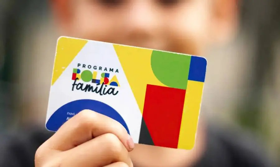 Reajuste de 15% no Bolsa Família, que aumenta o repasse mínimo para R$ 691, gera debate fiscal. Enquanto uns dizem que …