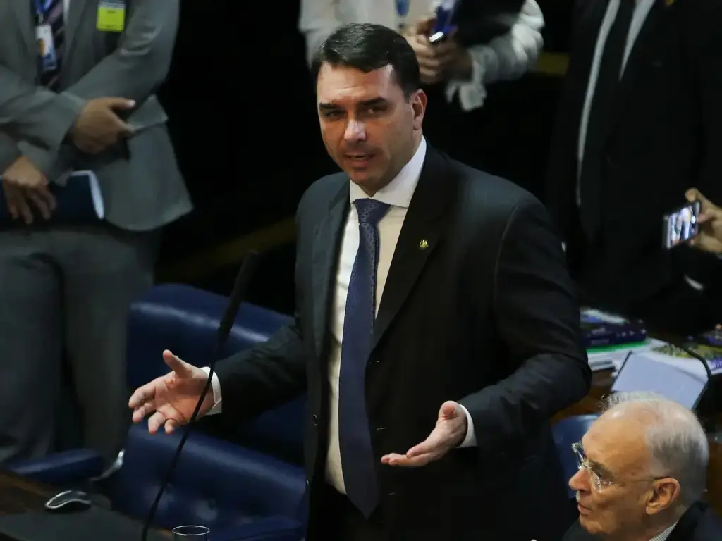 Flávio Bolsonaro disse no YouTube que espera que o STF nao tente nenhuma gracinha contra ele agora que as pesquisas apo…