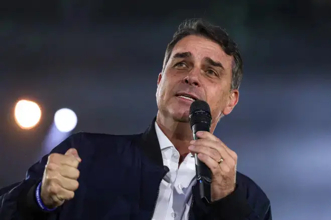 Flávio Bolsonaro criou rede de fiscais voluntários para as eleições, mas criticou o reajuste de 15% do Bolsa Família pa…