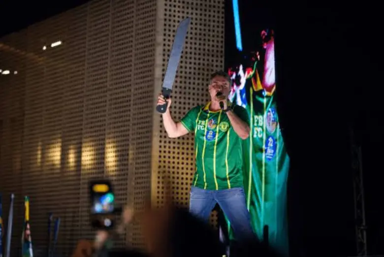 Recife viu Flávio Bolsonaro segurar um facão falso durante comício no Cais da Alfândega. Ele defendeu a castração quími…