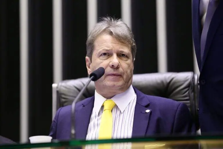 Deputado gaúcho propõe proibir wind banners em vias públicas durante eleições, mas autorizar outdoors fixos. A desordem…