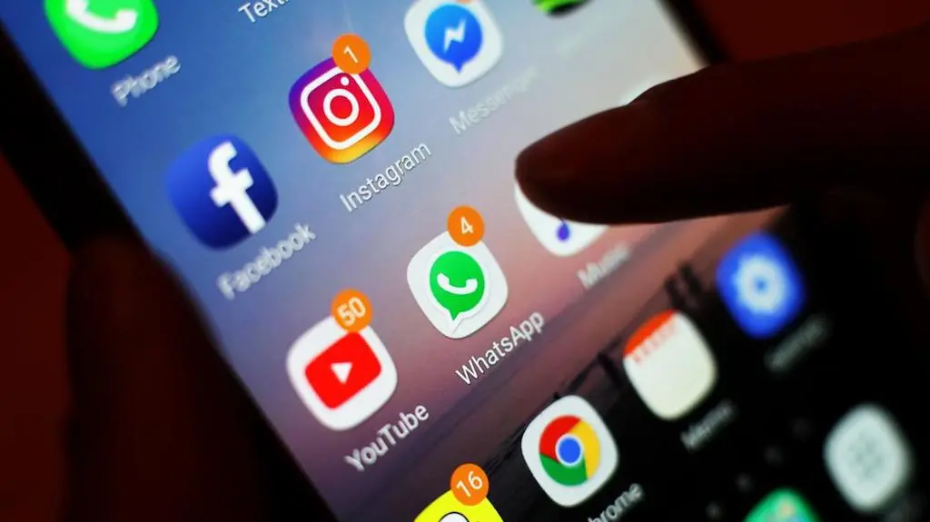 Redes sociais superam sites jornalísticos no acesso a notícias, com 77% das pessoas consumindo vídeos semanais. Isso mo…