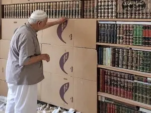 Um sírio voltou para casa e resgatou livros que estavam escondidos há 15 anos. É um ato que toca na resiliencia e na pe…