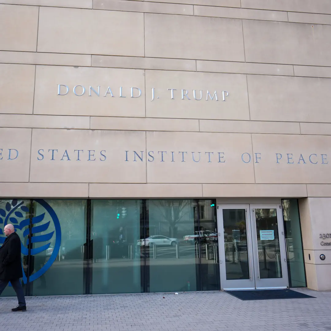 Ex-trabalhadores do Instituto de Paz pediram ao tribunal federal para barrar a gravação do nome do Trump em um prédio. …