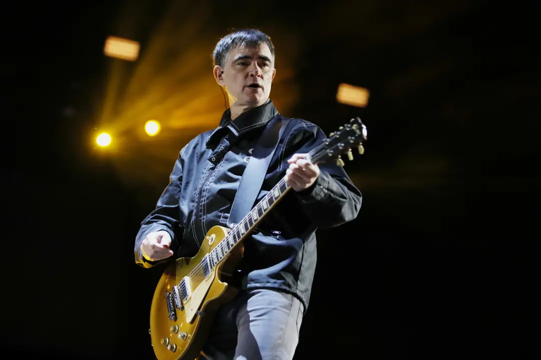 Samuel Rosa abriu a primeira noite do Rio Gastronomia 2026 no palco do Sesc, trazendo sucessos do Skank junto com o rep…