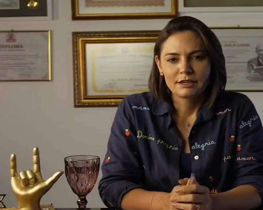 Michelle Bolsonaro atua como cabo eleitoral, gravando vídeos para cerca de 20 pessoas por dia em Brasília. A prioridade…