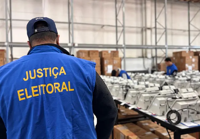 Mais de 30 mil urnas eletrônicas estão sendo preparadas no Rio Grande do Sul para as eleições de outubro. A gente acomp…
