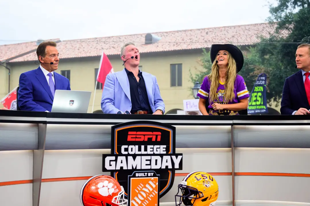 McAfee em cena com algo parecido com fumo durante transmissão ao vivo na ESPN, gerando debate entre os fãs. A questão é…