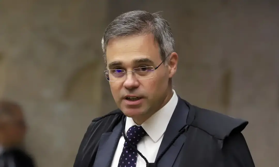 Mendonça extinguiu a ação do deputado Zé Trovão contra o reajuste do Bolsa Família no TSE. A decisão foi baseada na fal…