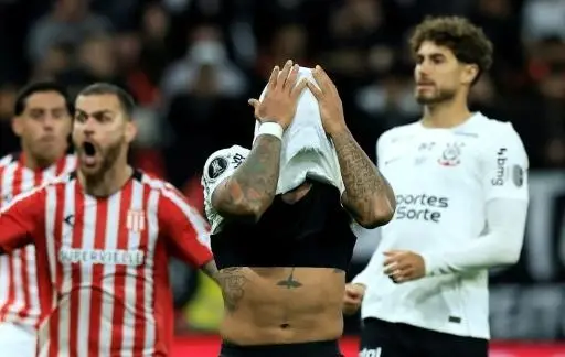 Corinthians pode ser multado pela Conmebol por jogadores não passarem na zona mista após o jogo contra o Estudiantes na…