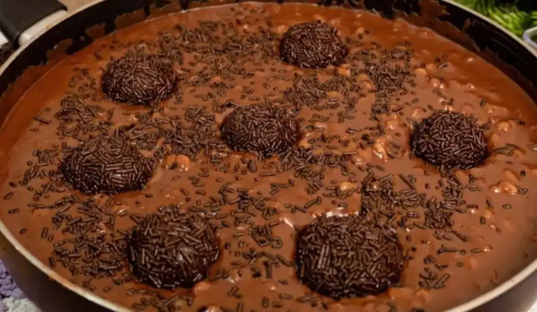 Canjica de brigadeiro com milho cremoso e brigadeiro de chocolate meio amargo é a receita que une dois clássicos. Acho …