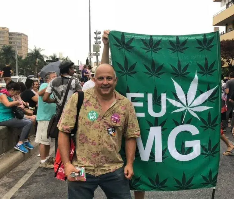 Dário de Moura, candidato no Psol, levou um pé de maconha na Praça Sete, em Belo Horizonte, para defender o cultivo med…