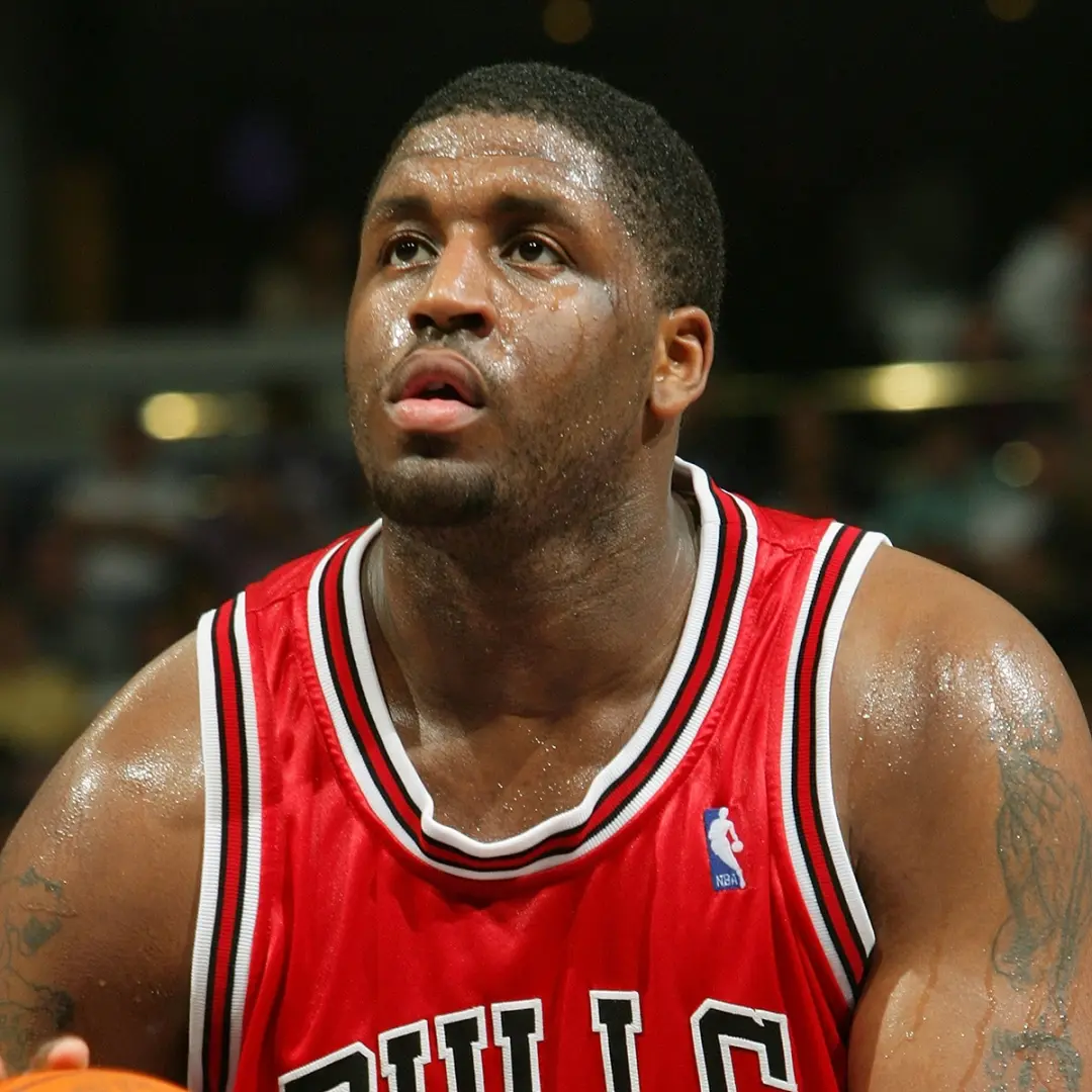 Michael Sweetney, jogador de Georgetown e da NBA, faleceu aos 43 anos. A perda de um atleta com história como ele me fa…