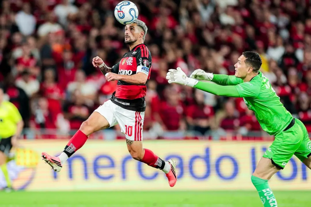Maracanã, gramado detonado por Arrascaeta e Rossi após o empate de 1 a 1 com o Independiente del Valle. É impossível se…