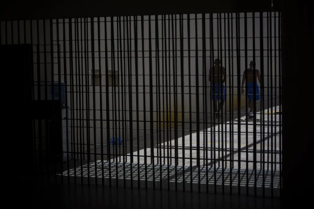 Casos de alvarás de soltura fraudados persistem pelo Brasil, com indícios de criminosos invadindo bancos de dados para …