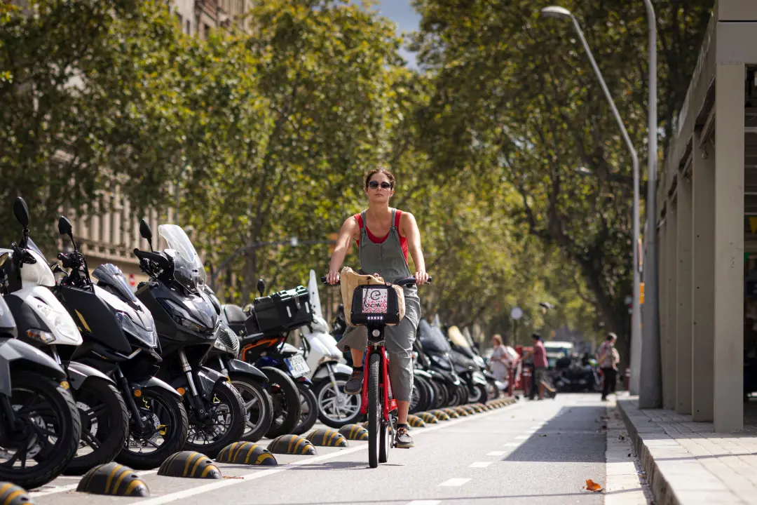 Carril bici e estações de bike pública em Barcelona revalorizam imóveis em até 3,5%. O aumento é modesto, abaixo de 1% …