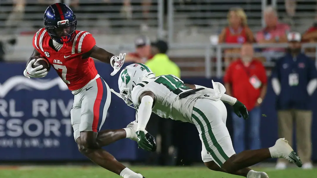 Ole Miss construiu uma cerca no estádio para proteger o ônibus da equipe do LSU. Essa atitude mostra o quanto a tensão …
