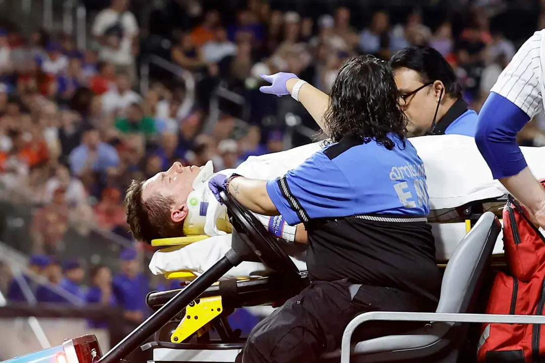 Jared Young sofreu uma lesão ao colidir com Nolan McLean durante o jogo dos Mets contra os Phillies em Citi Field, dia …