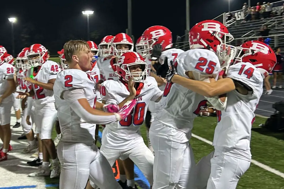 Berlin vence Wilton por 13 a 6 numa batalha defensiva em Vitória. Noah Foster fez dois touchdowns e interceptou duas ve…