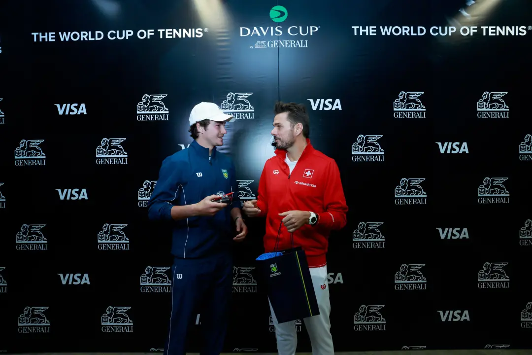 João Fonseca lidera o Brasil contra a Suíça na Copa Davis, jogando em quadra rápida e coberta na Farmasi Arena, no Rio.…