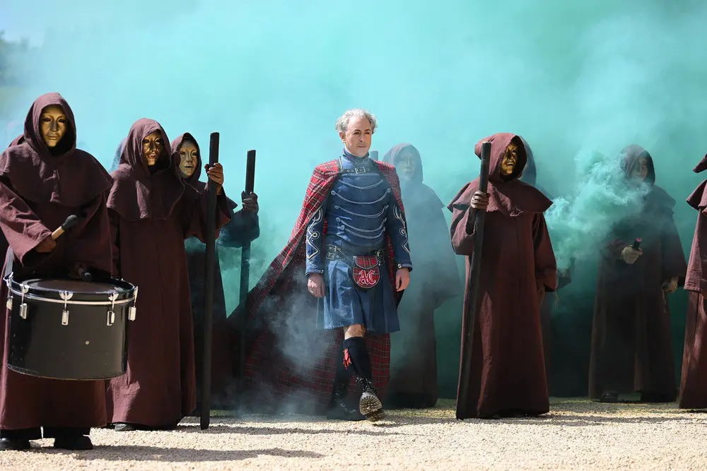 The Traitors New Blood, a nova temporada da franquia na NBC, traz elenco totalmente civil. É um alívio ver a mudança, p…
