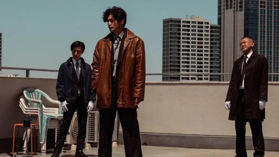 Shun Oguri e Lily James em Bad Lieutenant Tokyo, o diretor Takashi Miike mostra um detetive corrupto no submundo Yakuza…