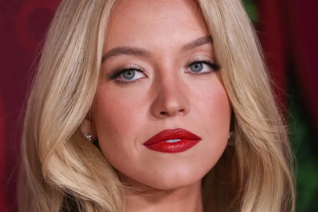 Sydney Sweeney em anúncio de apostas esportivas levantou discussão sobre como o marketing usa o corpo feminino. A campa…