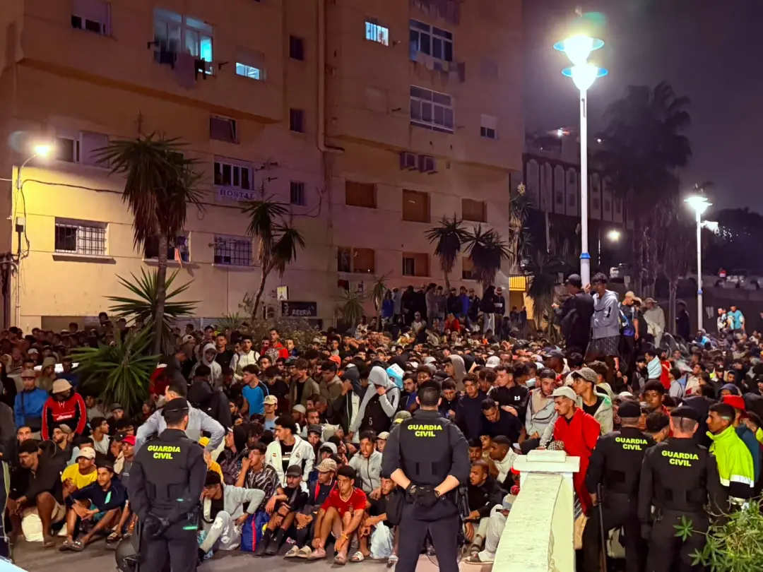 Traslado de migrantes começou em Ceuta na manhã desta sexta, com unidades policiais e militares movendo pessoas das pra…