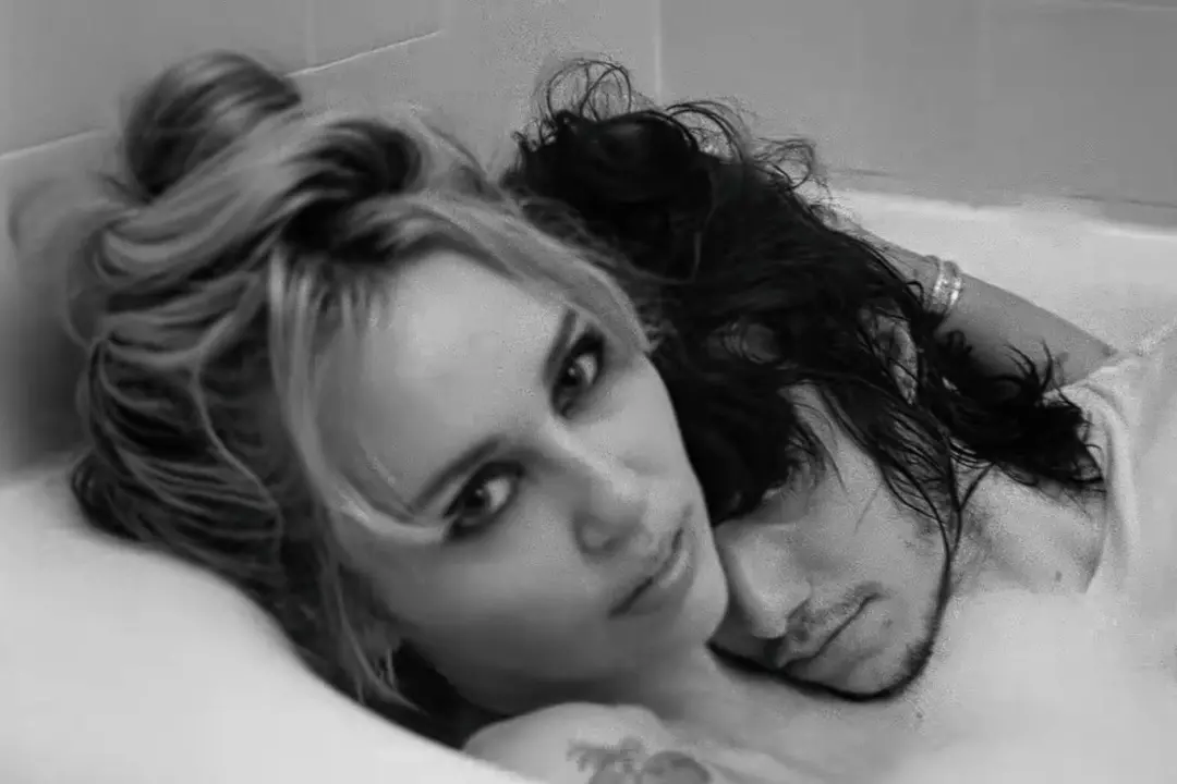 Miley Cyrus e Maxx morando no Chateau Marmont, em vídeo de Let's Get Married, um dia antes do álbum Bass Persuades sair…