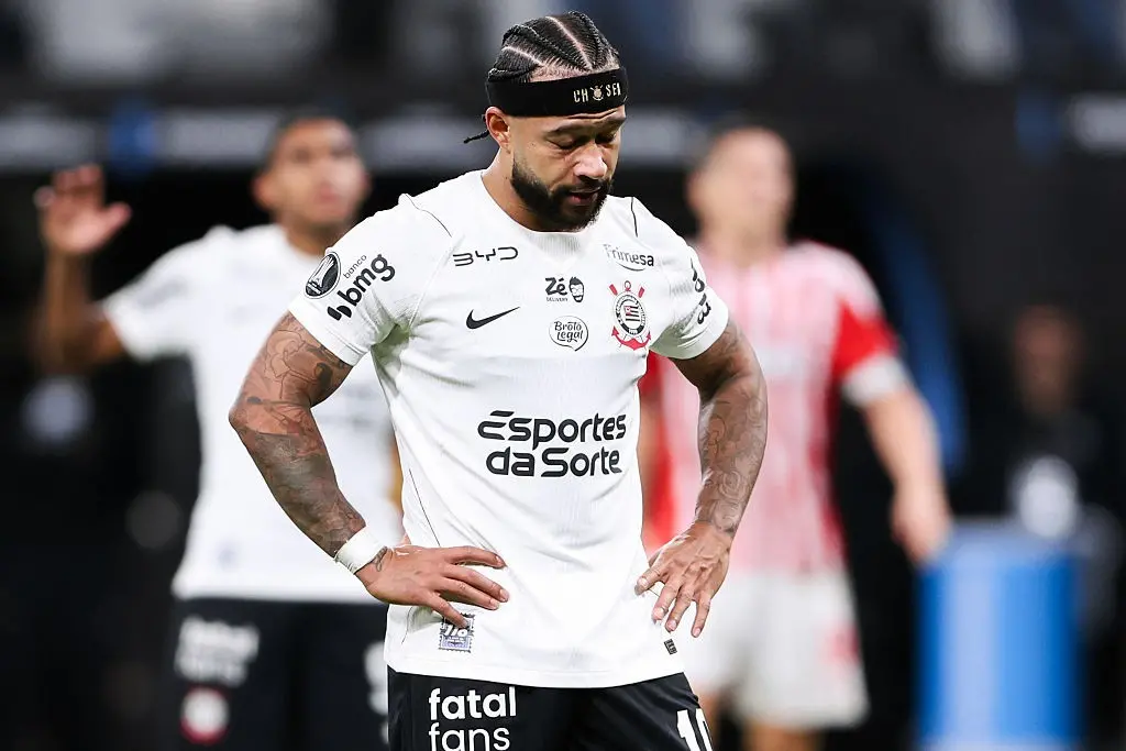 Corinthians eliminado da Libertadores com pênalti perdido por Memphis Depay contra o Estudiantes. O diretor Marcelo Paz…