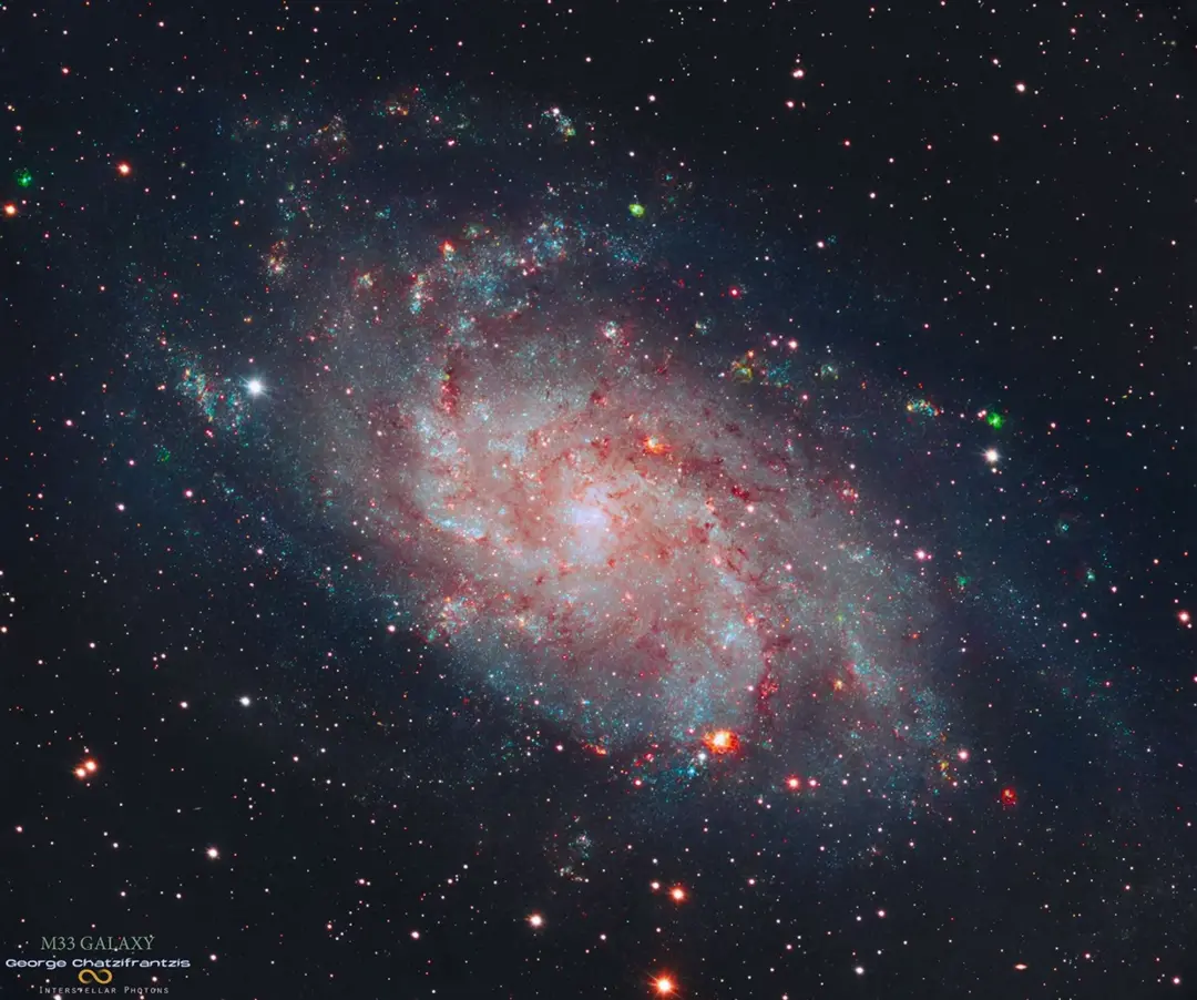 Messier 33, a galáxia de Triângulos, tem mais de 50 mil anos-luz de diâmetro e é a terceira maior do Grupo Local. É int…