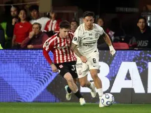 Só cai e reclama com o juiz sobre o Garro no Corinthians. Ver debates assim sobre a situação mostra como a paixão por f…