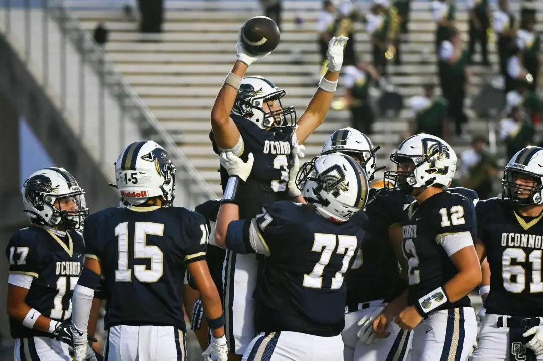Wade Carpenter marcou 3 touchdowns e fez 186 jardas no jogo do O'Connor contra Holmes, com vitória de 36 a 20. O garoto…