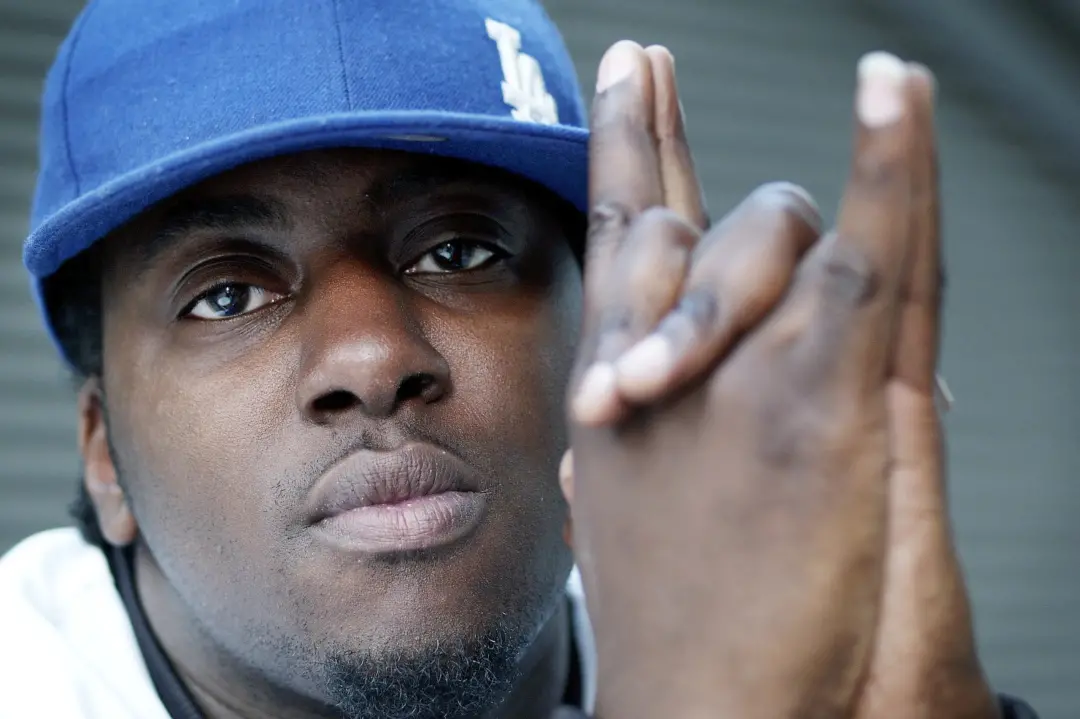 Sway DaSafo, rapper premiado, faleceu aos 44 anos após lutar contra linfoma. A perda de uma figura importante do hip ho…