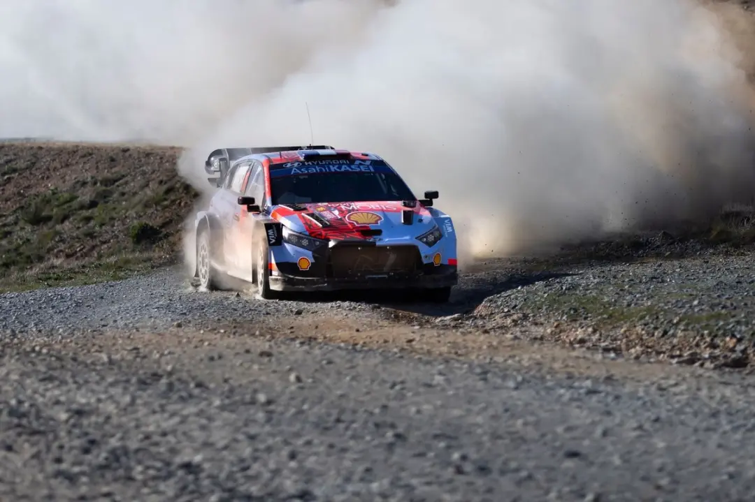 WRC fechou acordo de três anos com a BBC para transmissão a partir de 2027. É um movimento que aumenta a visibilidade d…
