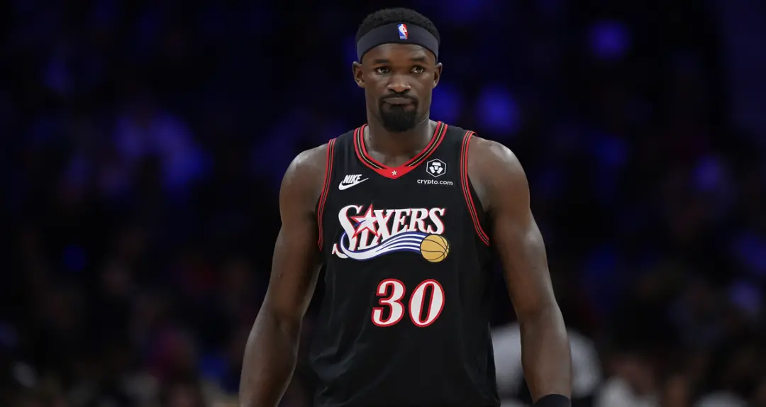 Adem Bona, pivô dos Philadelphia 76ers, foi diagnosticado com entorse no pé esquerdo após ressonância. É um revés consi…