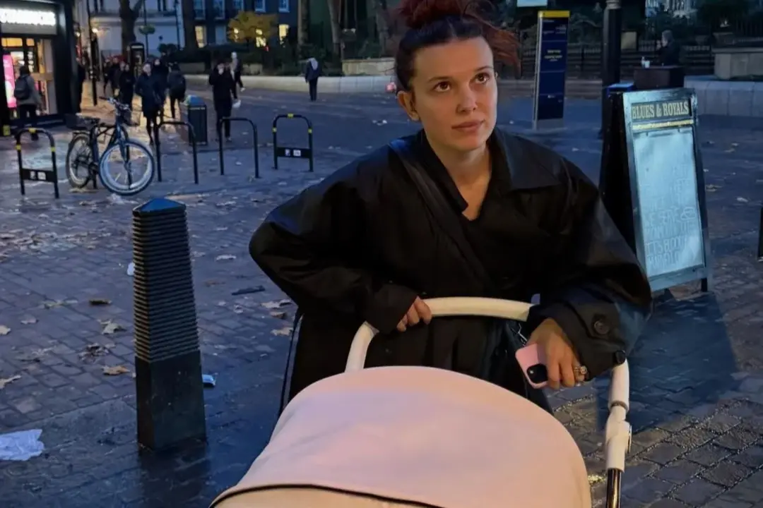 Millie Bobby Brown adotou outro bebê aos 22 anos e compartilhou a primeira foto, revelando o sexo. A expansão da famíli…