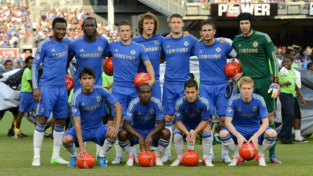 Sam Hutchinson, que jogou no Chelsea com Mourinho e Ancelotti, teve a carreira quase acabada por lesão no joelho. É dur…