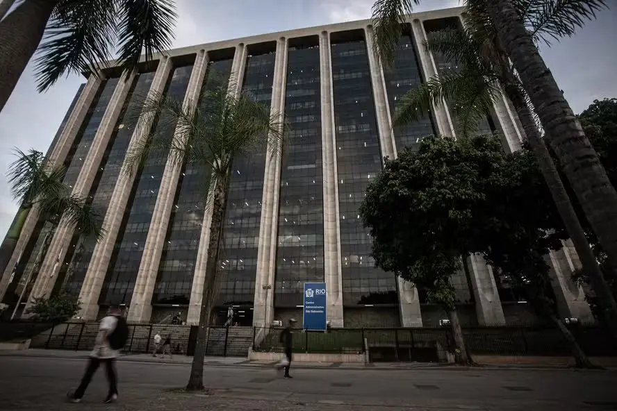 Justiça do Rio suspende a lei Mais Valerá, que legalizava construções na planta no Rio de Janeiro. A suspensão traz inc…