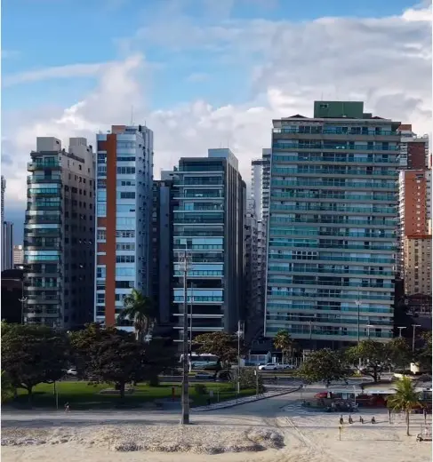 Santos, litoral de São Paulo, tem prédios tortos por causa das fundações antigas, das décadas de 50 a 70. Um corretor m…