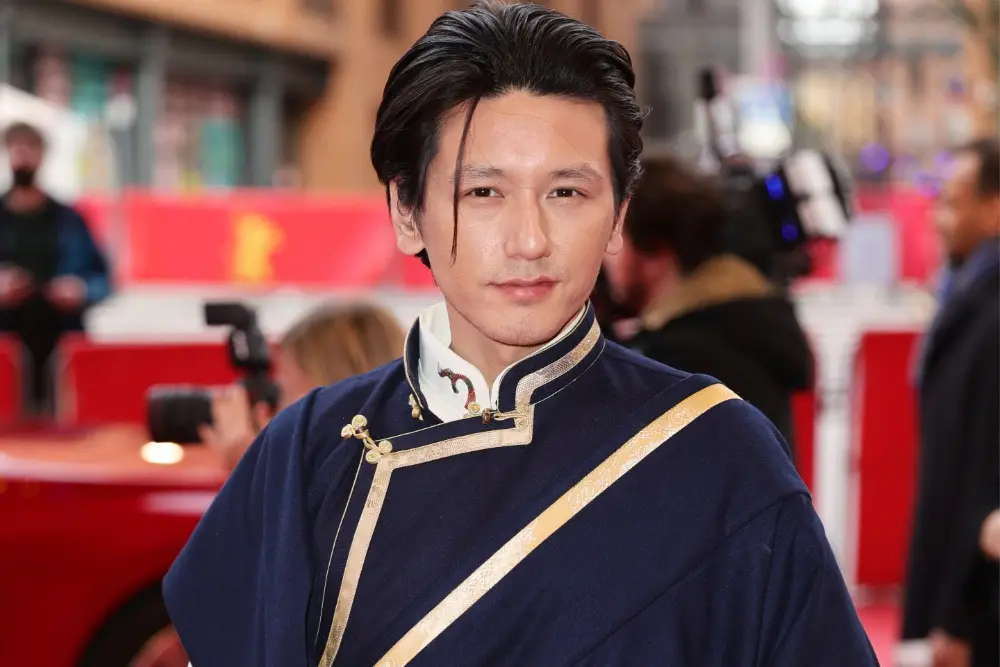 Tenzin Dalha foi revelado como protagonista masculino do thriller bengalês Chheledhora, ao lado de Swastika Mukherjee. …