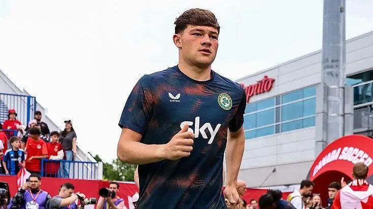 Owen Elding, atacante de Hibernian, finalmente foi convocado para a seleção da Irlanda. A espera se deu por causa da bu…