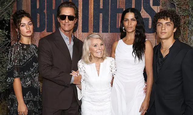 Matthew McConaughey levou a esposa Camila e os filhos Vida e Levi para a estreia da série Brothers em Los Angeles. Ache…