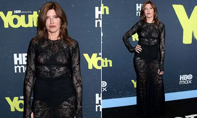 Sharon Horgan apareceu no evento de estreia da nova série HBO Youth em Nova York usando um vestido preto de renda trans…