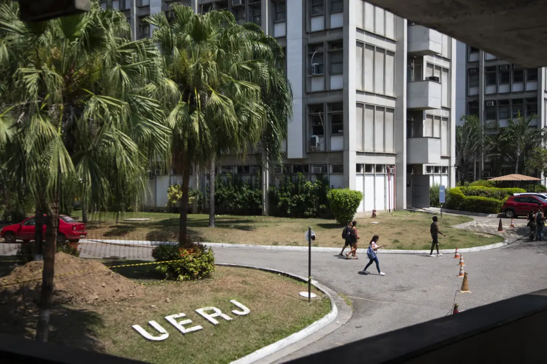 Uerj terá que pagar R$ 35 mil por candidata negra constrangida na prova de Residência em Saúde. A Justiça aumentou o va…