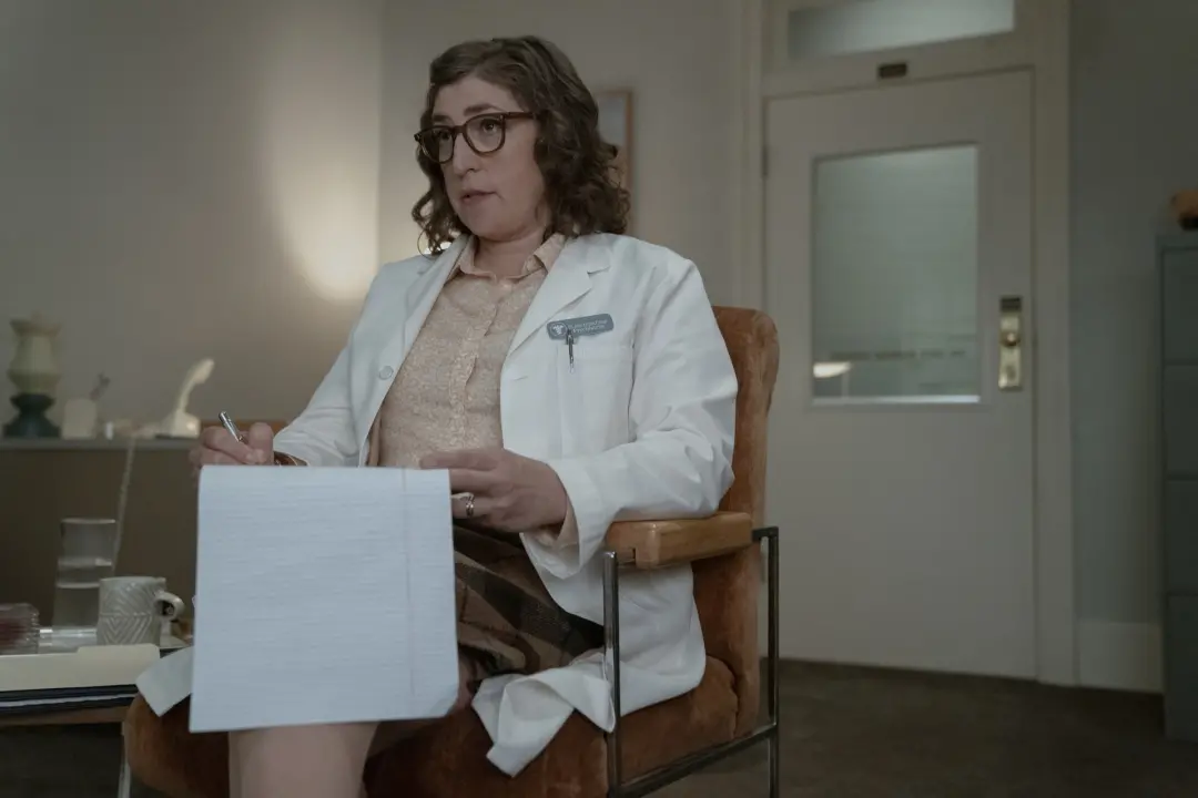 Mayim Bialik comentou sobre ler comentários pedindo que seu personagem nao aparecesse no spinoff Stuart Fails to Save t…
