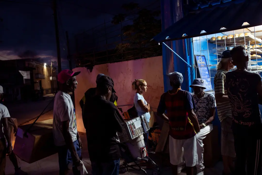 Milhares de contêineres com comida e remédios pararam no Caribe por causa de sanções dos EUA. Isso piora a crise humani…