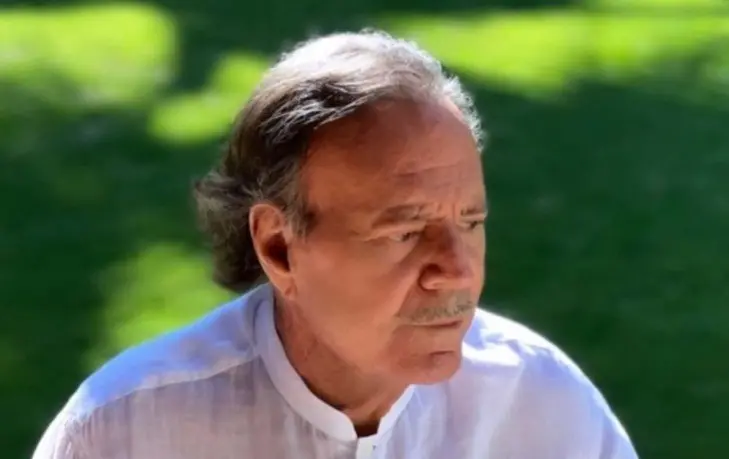 Julio Iglesias recebeu uma nova denúncia de ex-funcionárias sobre supostos abusos em 2021, nos dois países. É um peso g…