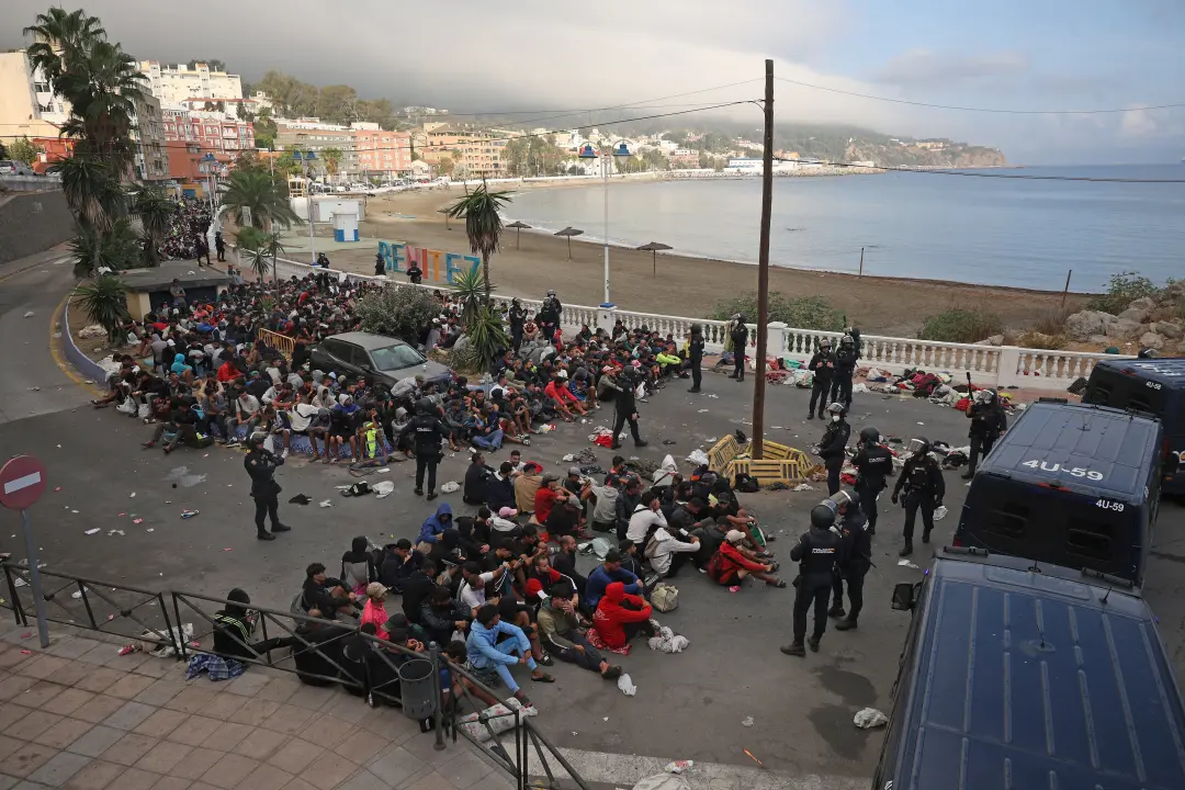 Cerca de 150 policiais movimentaram migrantes das praias Benítez e El Trampolín para Ceuta. A operação começou com caos…